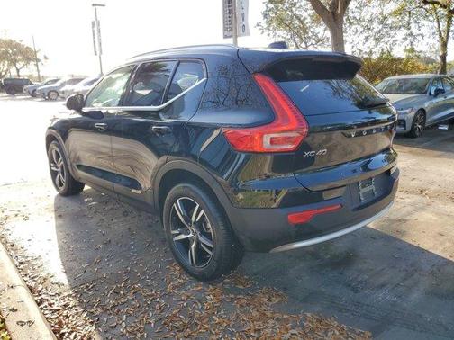 2025 Volvo XC40 B5 Core Bright Theme