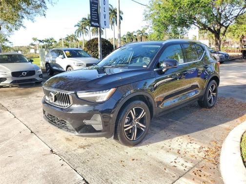 2025 Volvo XC40 B5 Core Bright Theme