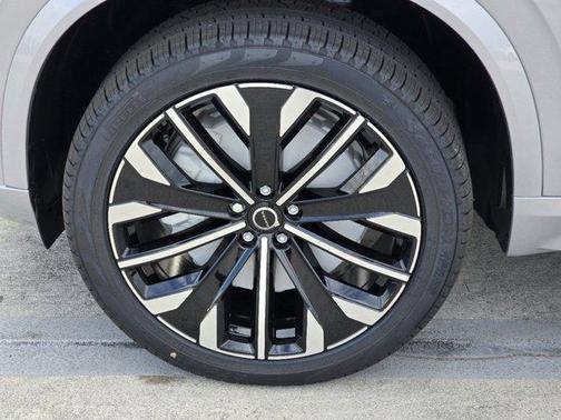 2025 Volvo XC90 B5 Plus 7-Seater