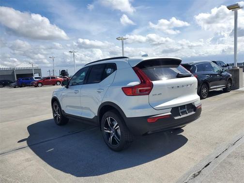 2026 Volvo XC40 B5 Core