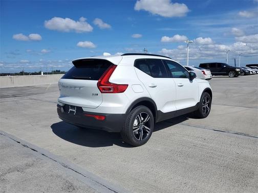 2026 Volvo XC40 B5 Core