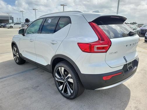 2025 Volvo XC40 B5 Ultra Bright Theme