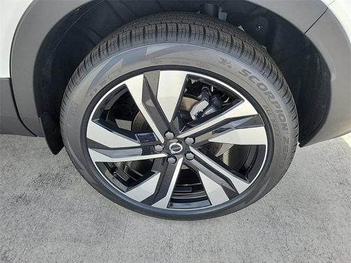 2025 Volvo XC40 B5 Ultra Bright Theme