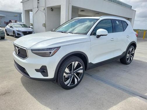 2025 Volvo XC40 B5 Ultra Bright Theme