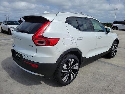2025 Volvo XC40 B5 Ultra Bright Theme