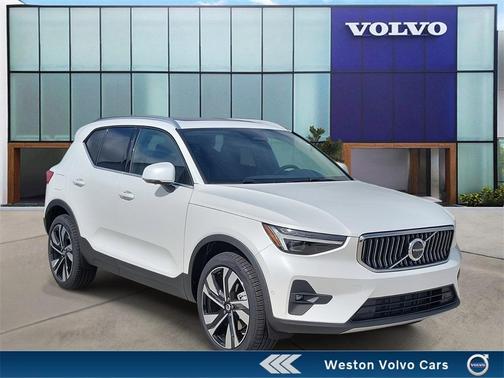 2025 Volvo XC40 B5 Ultra Bright Theme