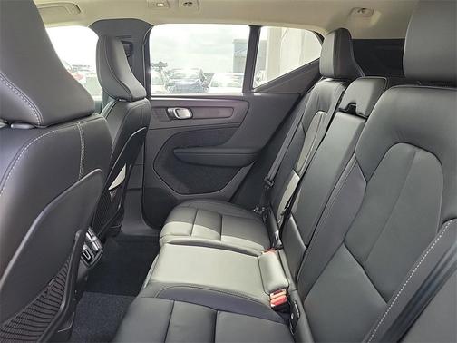 2025 Volvo XC40 B5 Ultra Bright Theme