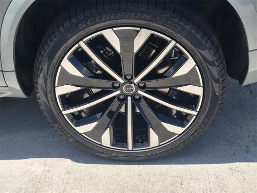 2026 Volvo XC90 T8 PLUS
