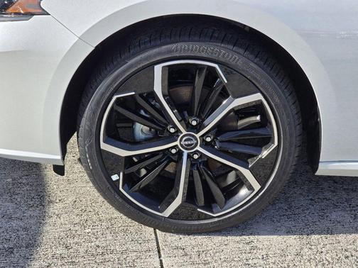 Pearl White Tri-Coat 2026 Nissan Altima 2.5 SR