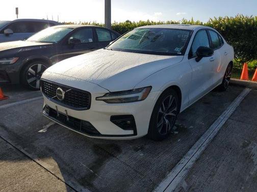 2024 Volvo S60 B5 Core Dark Theme