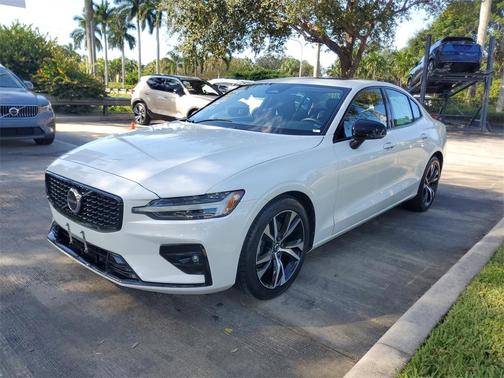 2024 Volvo S60 B5 Core Dark Theme