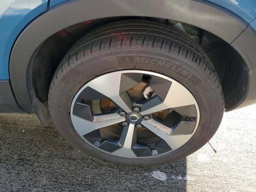 2025 Volvo XC40 B5 Plus Bright Theme