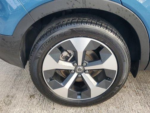 2025 Volvo XC40 B5 Plus Bright Theme