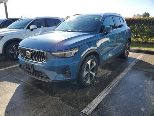2025 Volvo XC40 B5 Plus Bright Theme