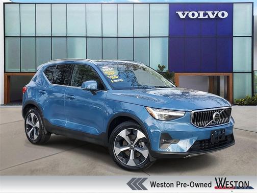 2025 Volvo XC40 B5 Plus Bright Theme