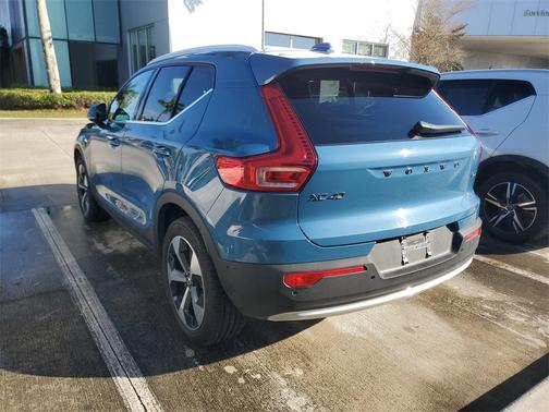 2025 Volvo XC40 B5 Plus Bright Theme