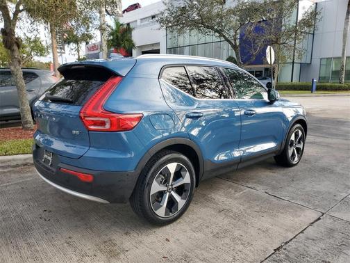 2025 Volvo XC40 B5 Plus Bright Theme