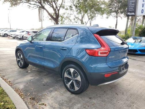 2025 Volvo XC40 B5 Plus Bright Theme