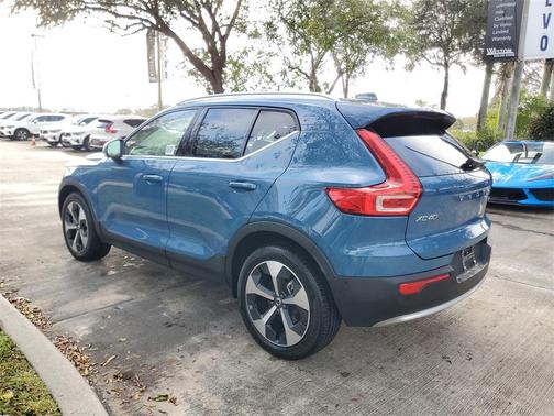 2025 Volvo XC40 B5 Plus Bright Theme