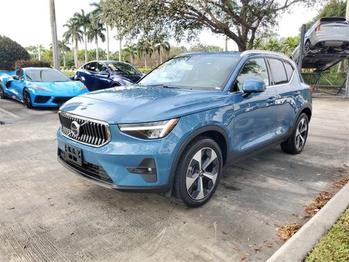 2025 Volvo XC40 B5 Plus Bright Theme