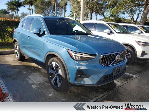 2025 Volvo XC40 B5 Plus Bright Theme