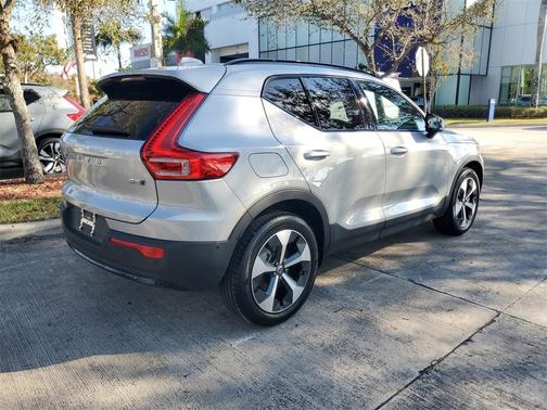2025 Volvo XC40 B5 Plus Dark Theme