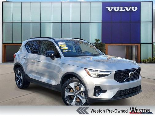 2025 Volvo XC40 B5 Plus Dark Theme