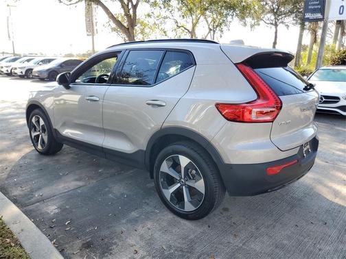 2025 Volvo XC40 B5 Plus Dark Theme