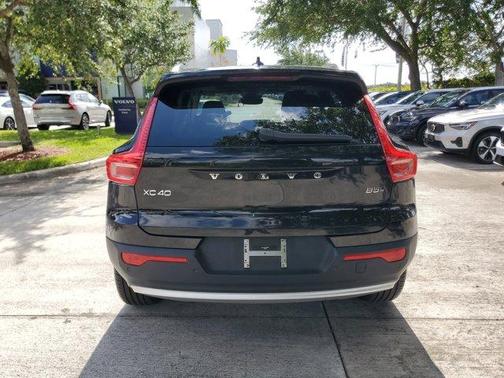 Onyx Black Metallic 2025 Volvo XC40 B5 Core Bright Theme