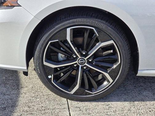 Pearl White Tri-Coat 2026 Nissan Altima SR