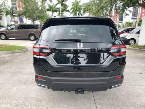 Crystal Black Pearl 2025 Honda Pilot Black Edition