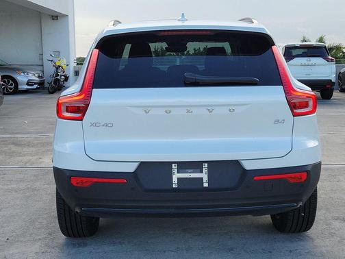 Crystal White 2026 Volvo XC40 B4 Core