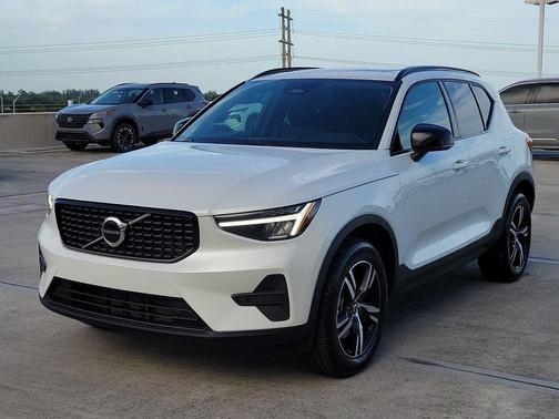 Crystal White 2026 Volvo XC40 B4 Core