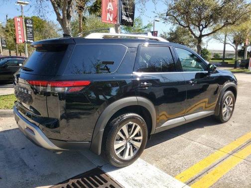 2025 Nissan Pathfinder SL