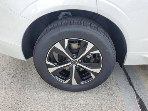 Crystal White 2026 Volvo XC60 B5 Core