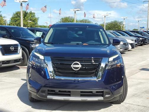 2025 Nissan Pathfinder SL