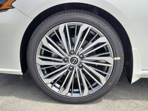 Pearl White Tri-Coat 2026 Nissan Altima SV