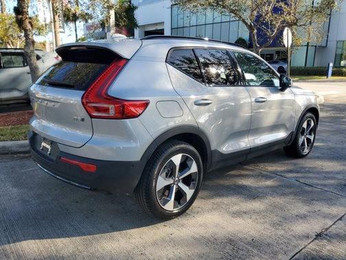 2025 Volvo XC40 B5 Plus Dark Theme