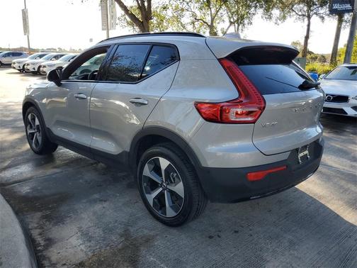 2025 Volvo XC40 B5 Plus Dark Theme