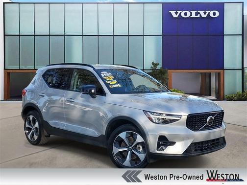 2025 Volvo XC40 B5 Plus Dark Theme