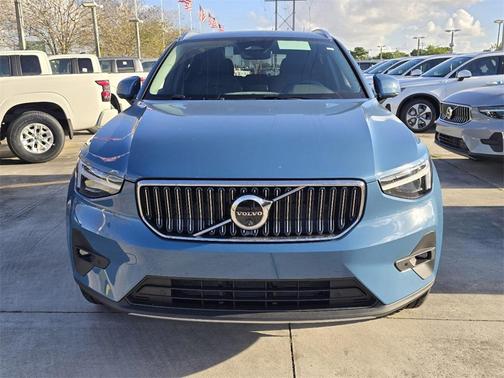 2025 Volvo XC40 B5 Ultra Bright Theme