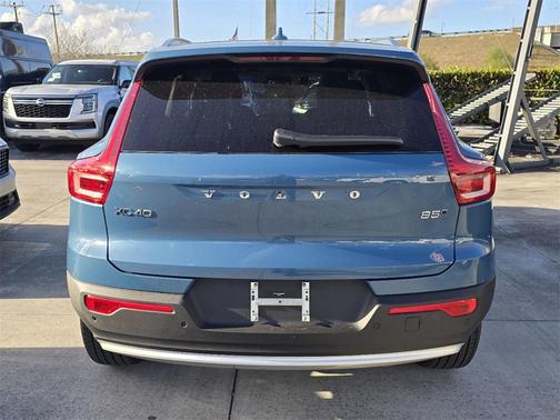 2025 Volvo XC40 B5 Ultra Bright Theme
