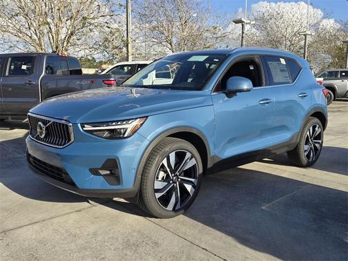 2025 Volvo XC40 B5 Ultra Bright Theme