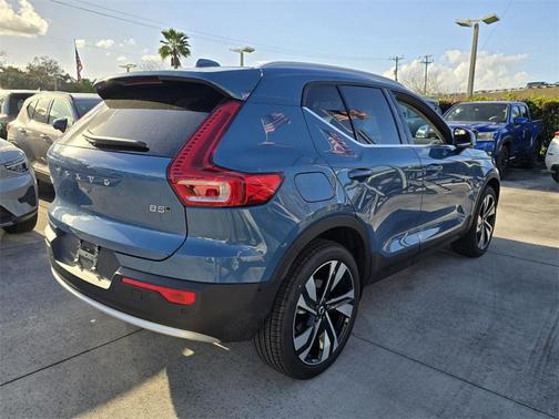 2025 Volvo XC40 B5 Ultra Bright Theme