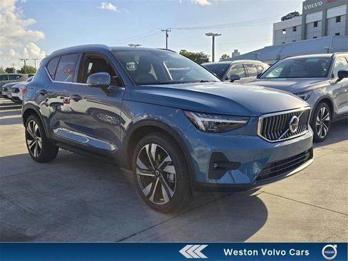2025 Volvo XC40 B5 Ultra Bright Theme