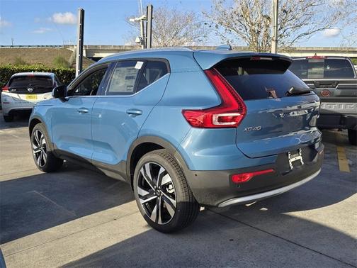 2025 Volvo XC40 B5 Ultra Bright Theme