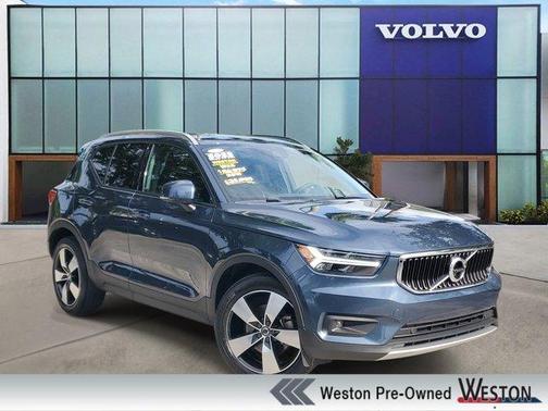 Denim Blue Metallic 2022 Volvo XC40 T4 Momentum