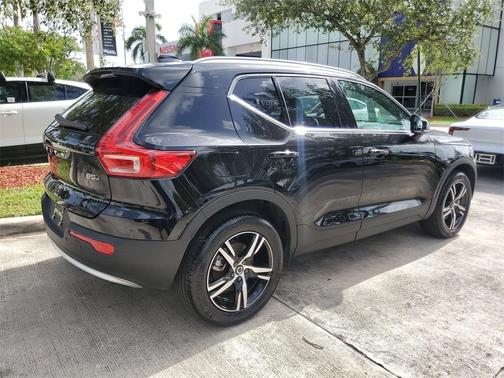 2025 Volvo XC40 B5 Core Bright Theme