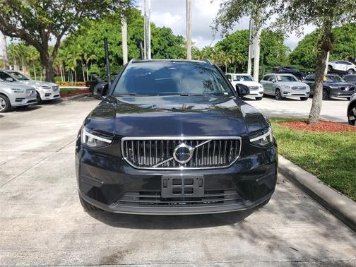 2025 Volvo XC40 B5 Core Bright Theme