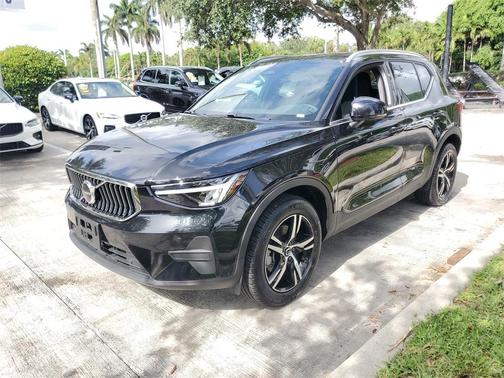 2025 Volvo XC40 B5 Core Bright Theme